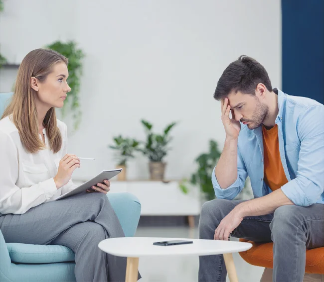 Мужчина на приёме у психотерапевта